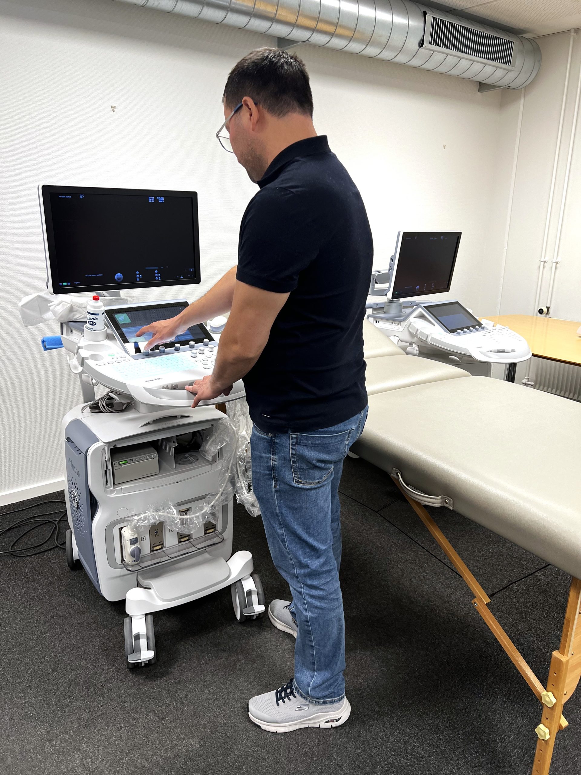 Achieve better patient care – NEW – in English for Russian team Doctor testing GE ultrasound machine at LBN Medical