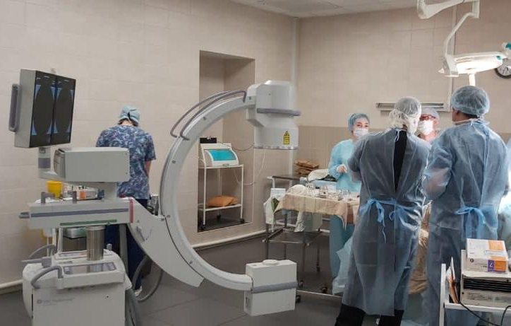C-arm operation room with a couple of doctors - LBN Medical