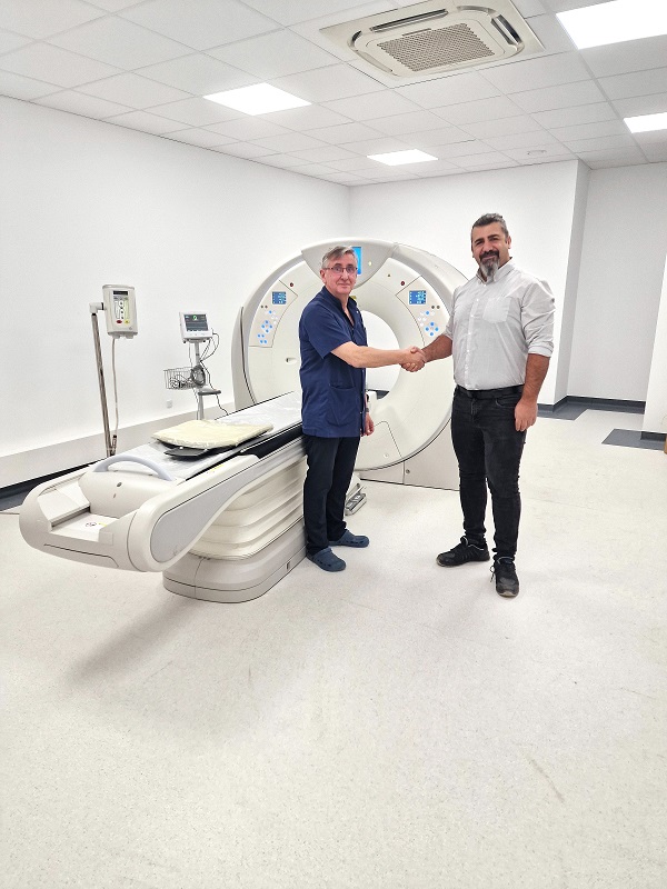 CT Scanner Installation Process Guide CT scanner installation - client from Poland shaking hands with LBN Medical engineer