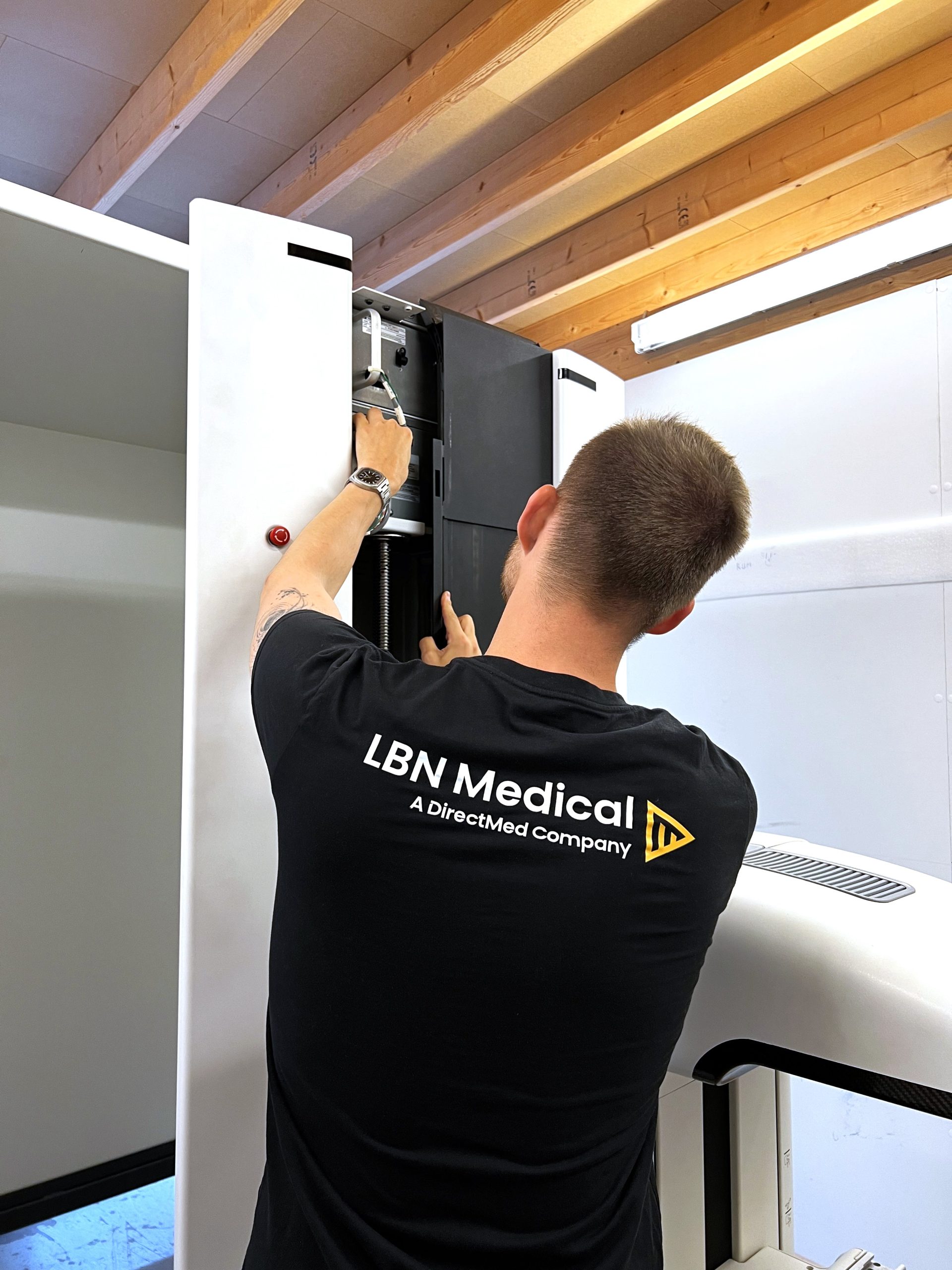 Mammography Machine Installation – Step-by-Step Guide Techinican working on a mammography machine. LBN Medical.